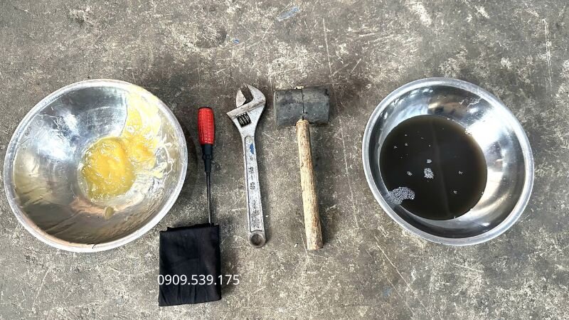 Chuẩn bị đầy đủ dụng cụ chuyên dụng khi thay phốt chặn dầu cho motor giảm tốc