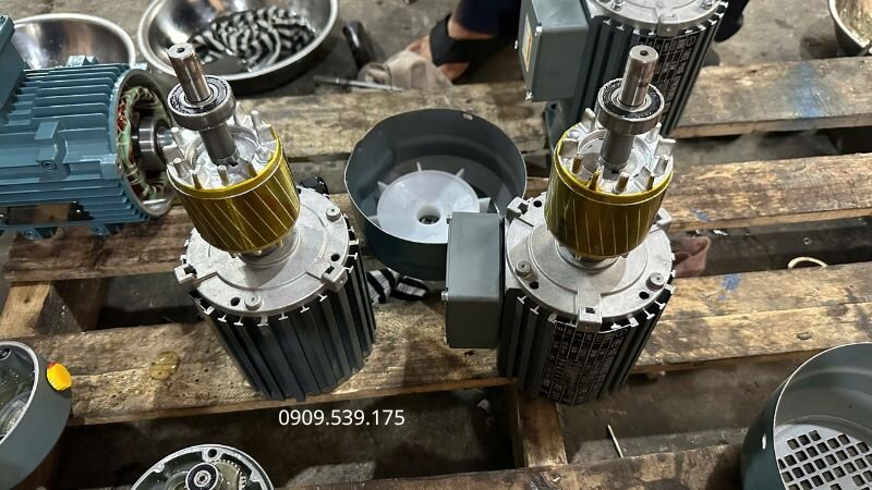 Các chi tiết bên ngoài để tiếp cận vị trí phốt chặn dầu cần thay thế