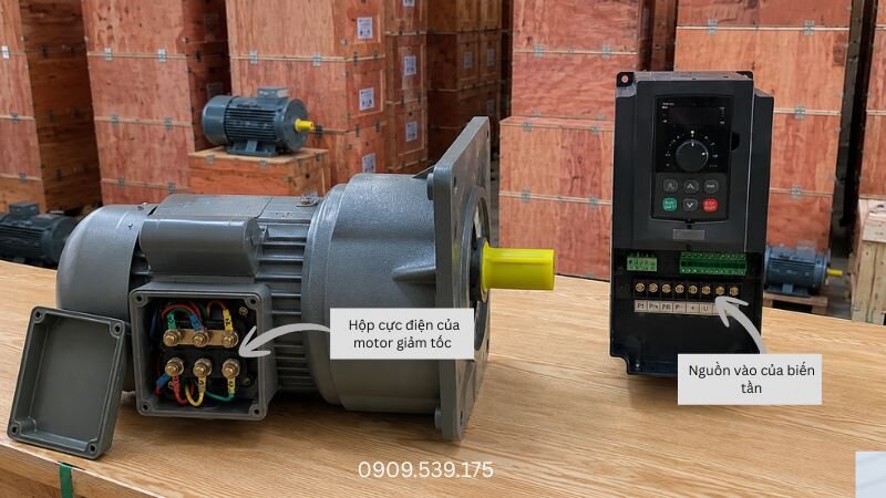Đấu điện cho motor giảm tốc với biến tần thông qua việc đấu dây vào hộp cực điện và nguồn vào của biến tần