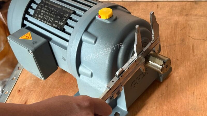 Dùng thước đo trục để căn chỉnh đồng tâm với khớp nối