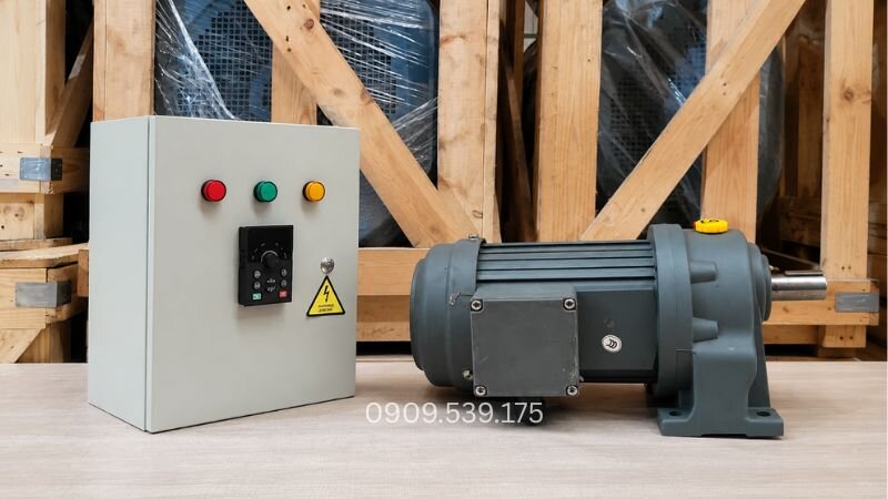 Các thiết bị cơ bản trong tủ điện điều khiển motor giảm tốc