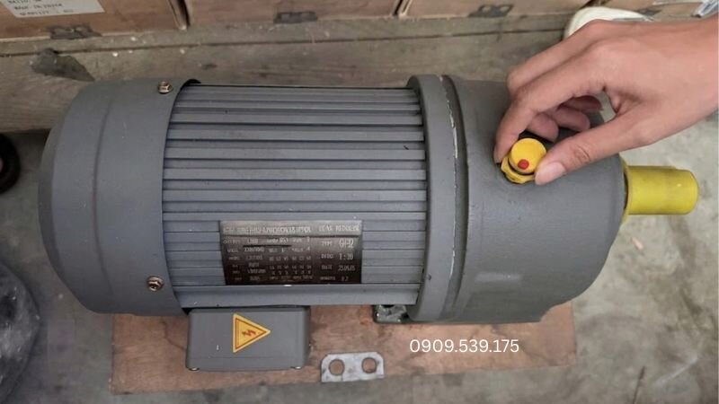 Vị trí nút châm dầu của motor giảm tốc.