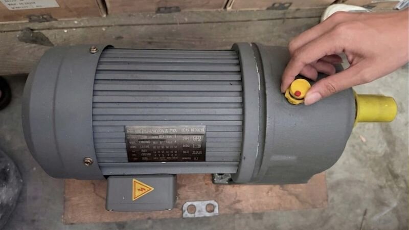 cách xử lý motor giảm tốc bị xì nhớt.