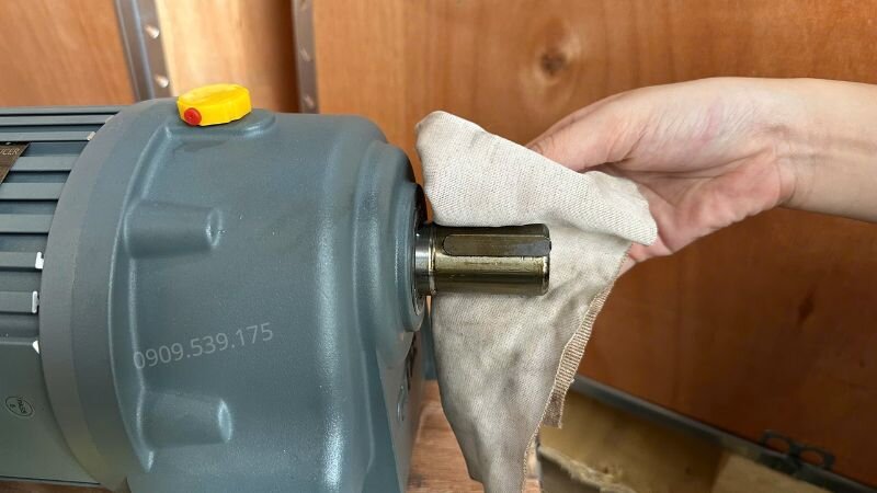 Vệ sinh bề mặt cốt motor giảm tốc.