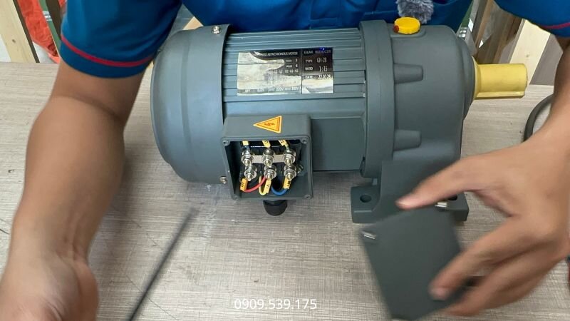 Đấu sai thứ tự pha khiến motor đổi chiều quay so với yêu cầu ban đầu