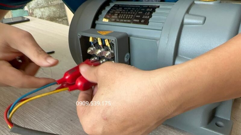 Quan sát chiều quay thực tế để phát hiện lỗi đấu pha trước khi vận hành