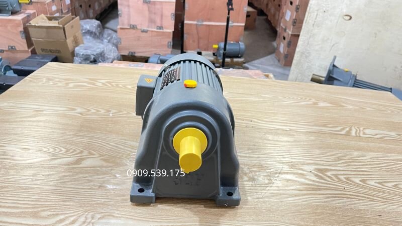 Vệ sinh motor và kiểm tra mức dầu trước khi vận hành